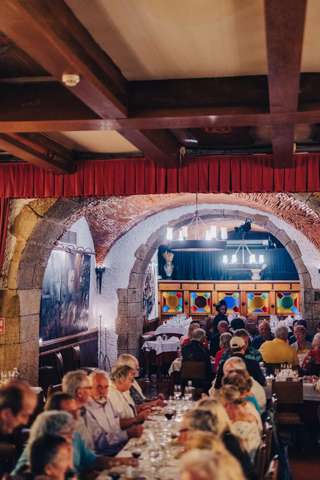 La sala a volta del Café Luso in una serata piena