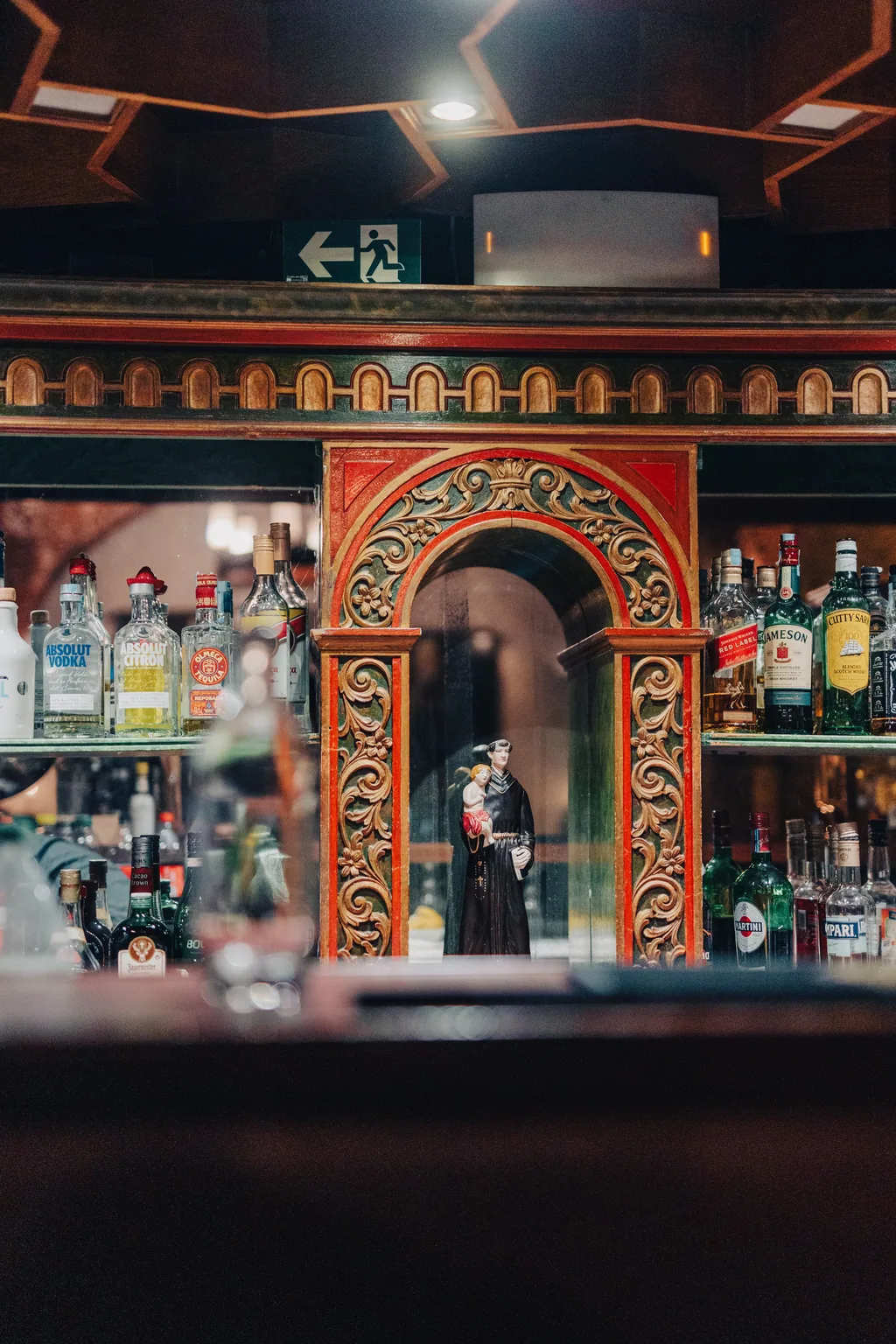 O bar da casa, com a fadista pintada no nicho entre as garrafas