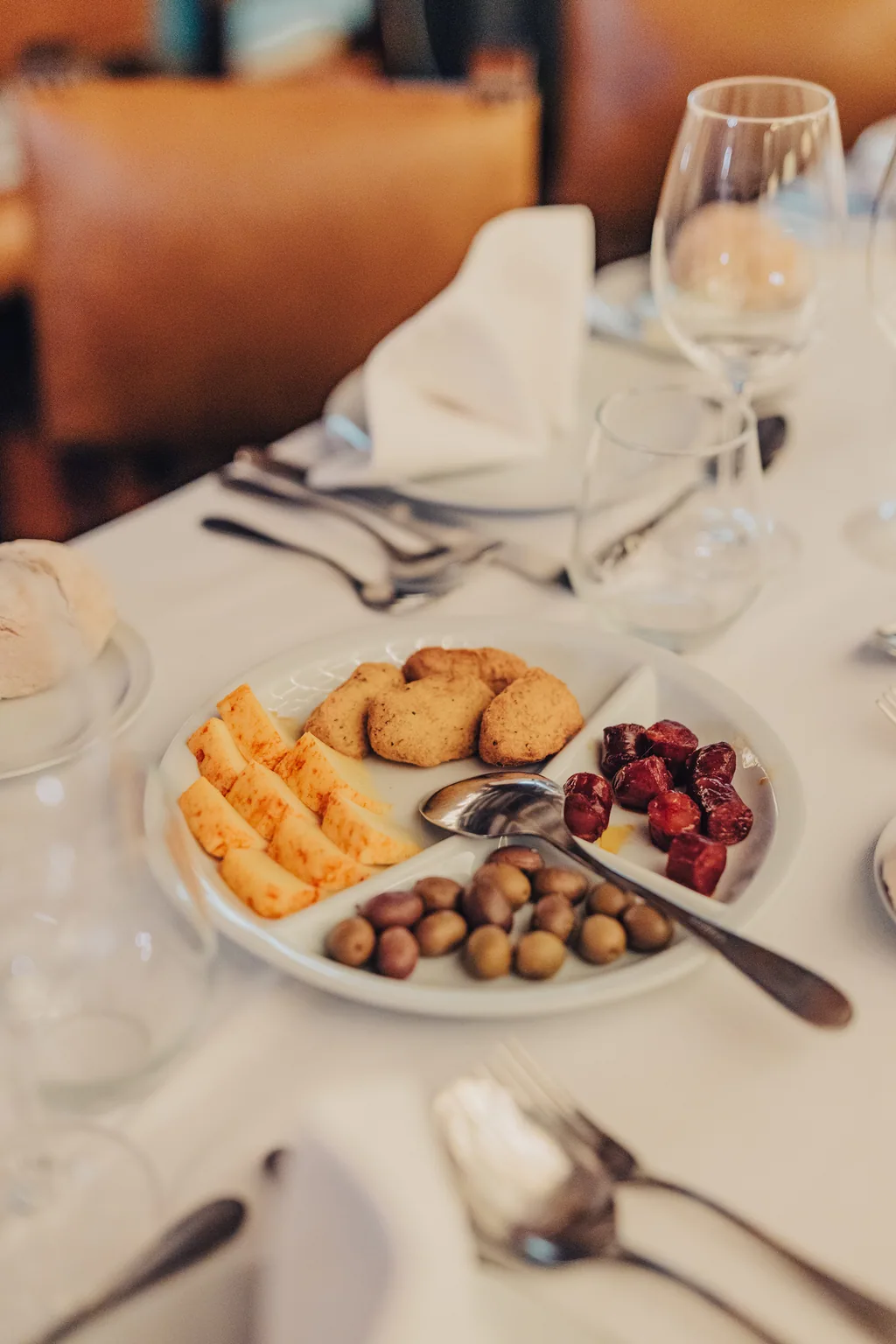 O couvert da casa: pão, azeitonas e queijo