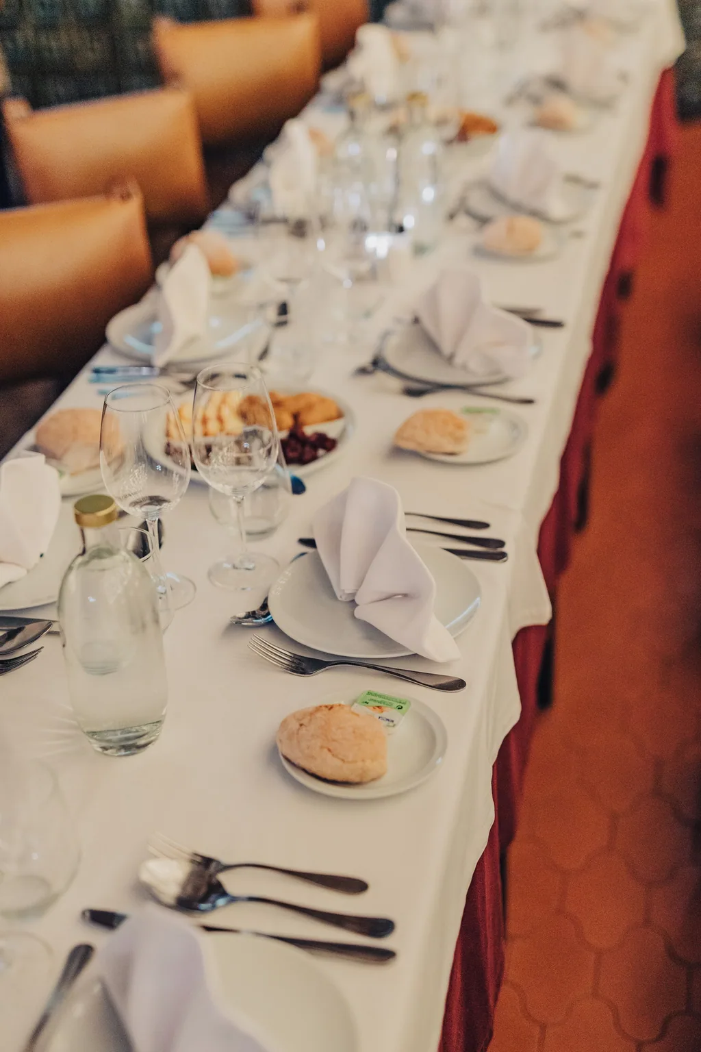Die lange Tafel gedeckt, bevor das Haus öffnet
