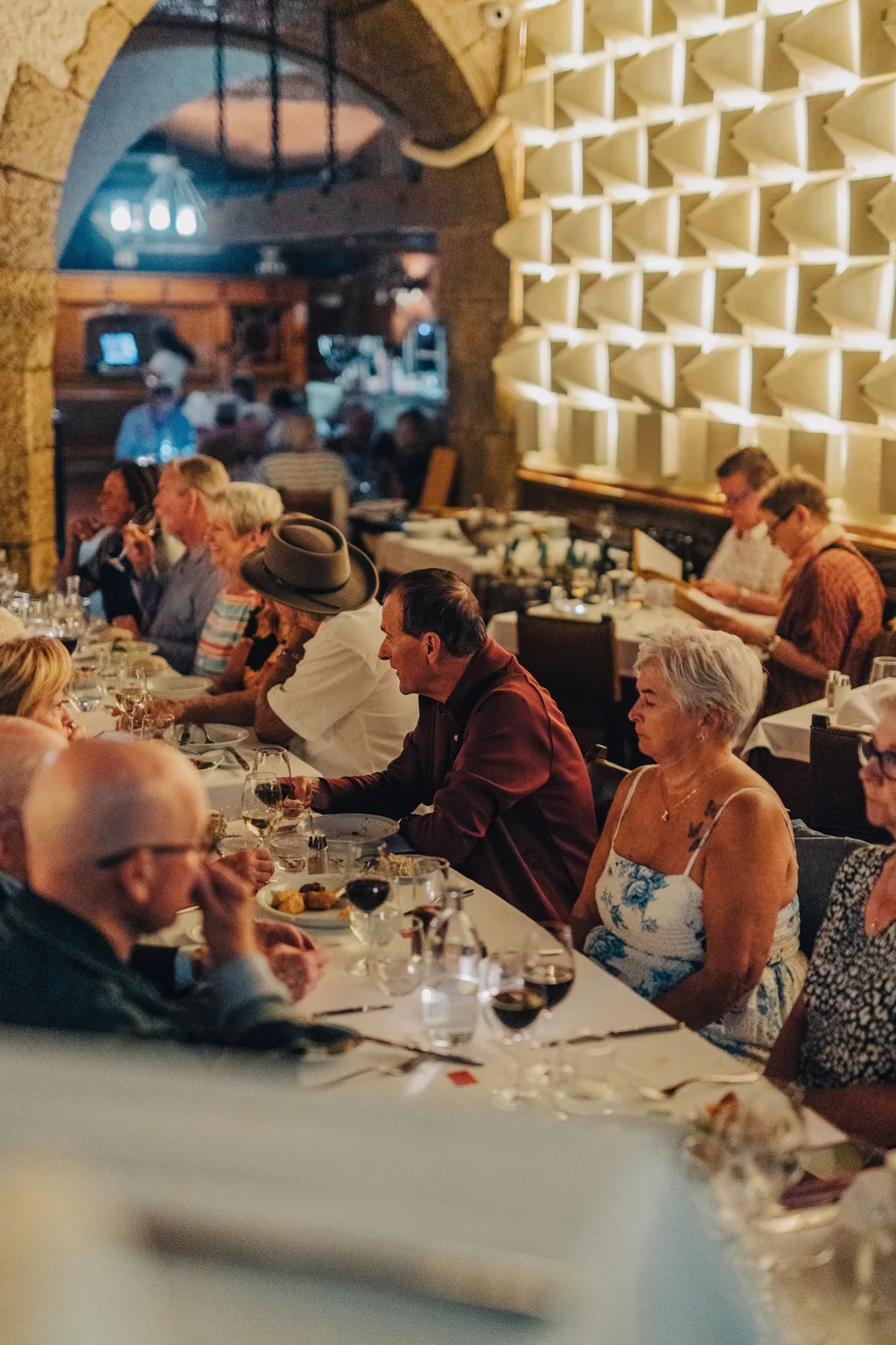 Das Abendessen an der behauenen Steinwand