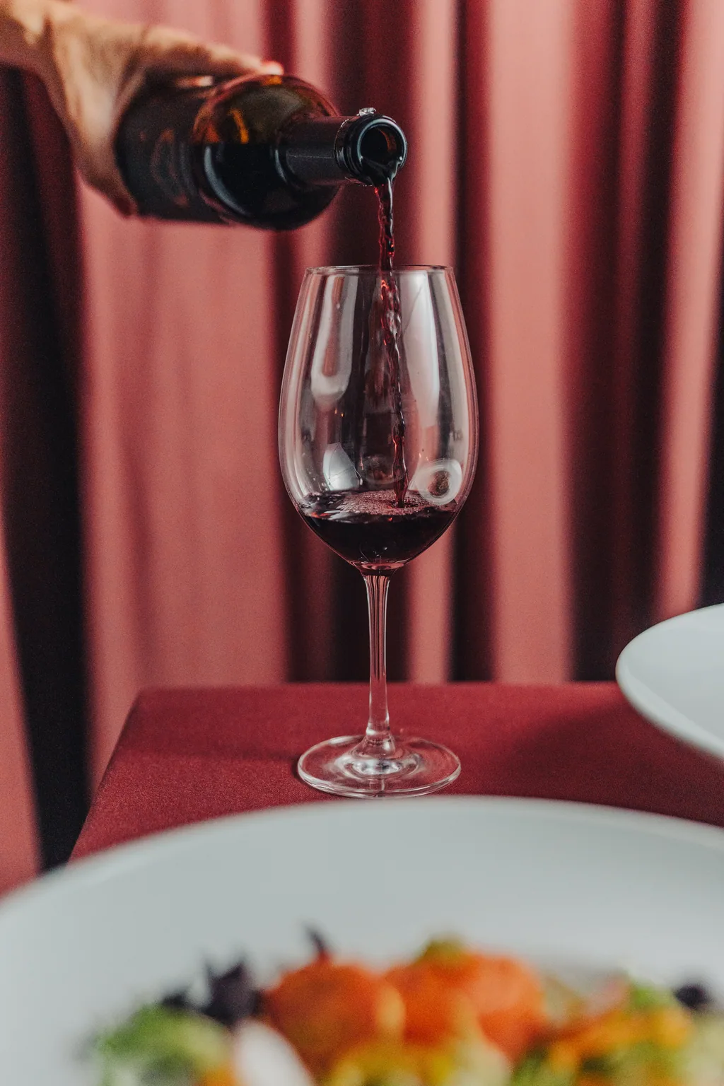 Vinho tinto a ser servido ao copo