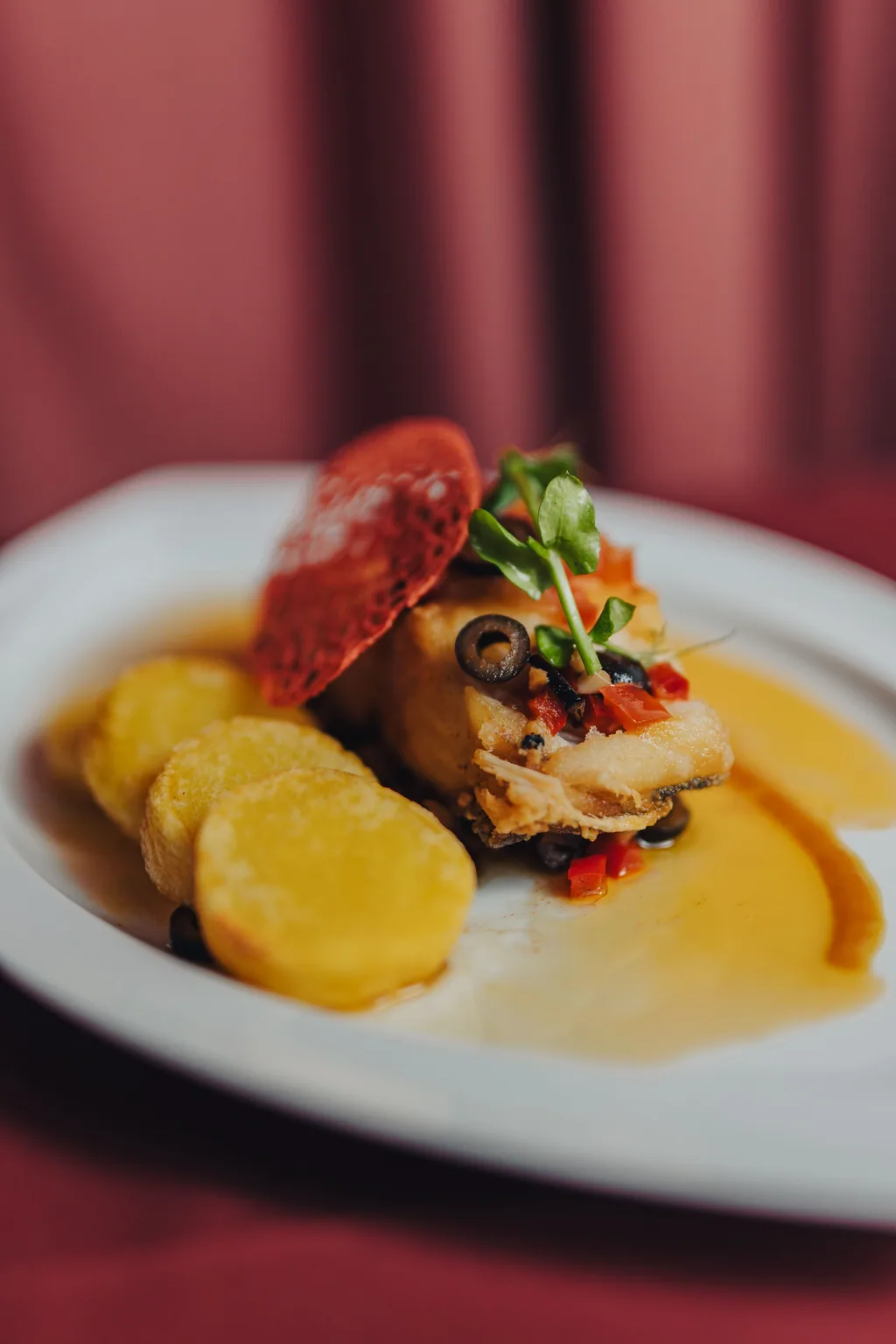 Bacalhau à minhota com batatas douradas