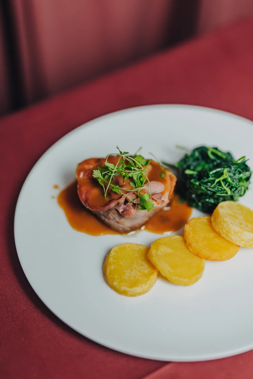 Carne com molho, espinafres e batatas