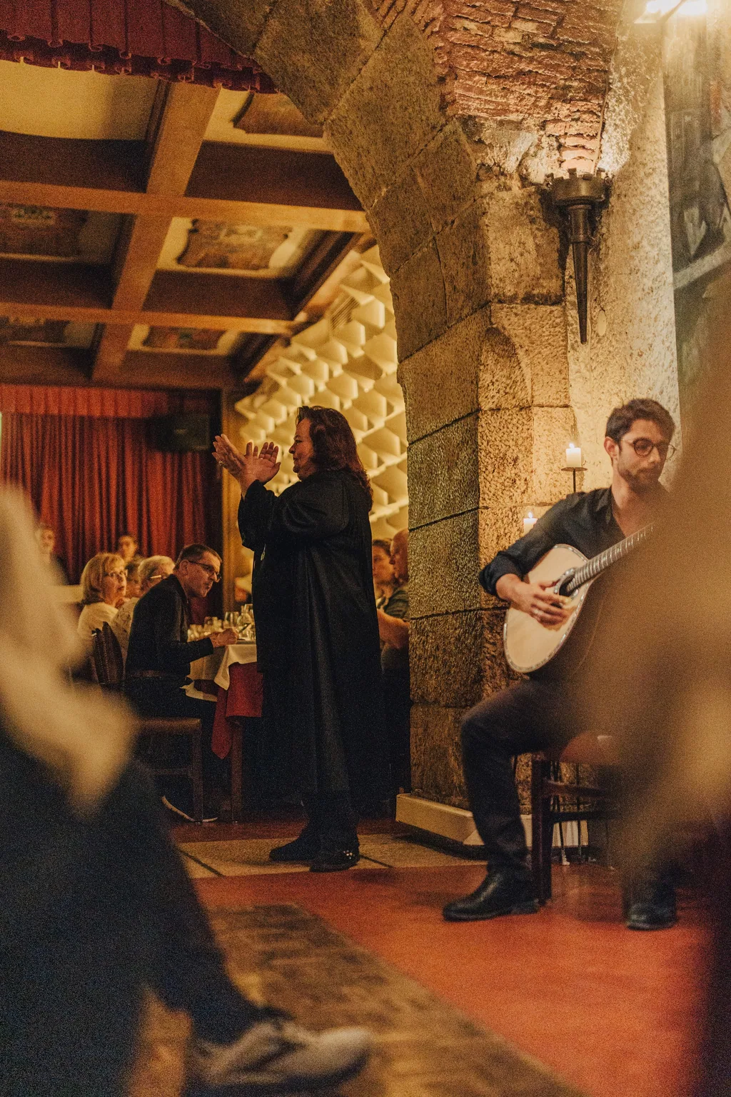 Fado am Ende des Saals, zwischen den Tischen gesehen