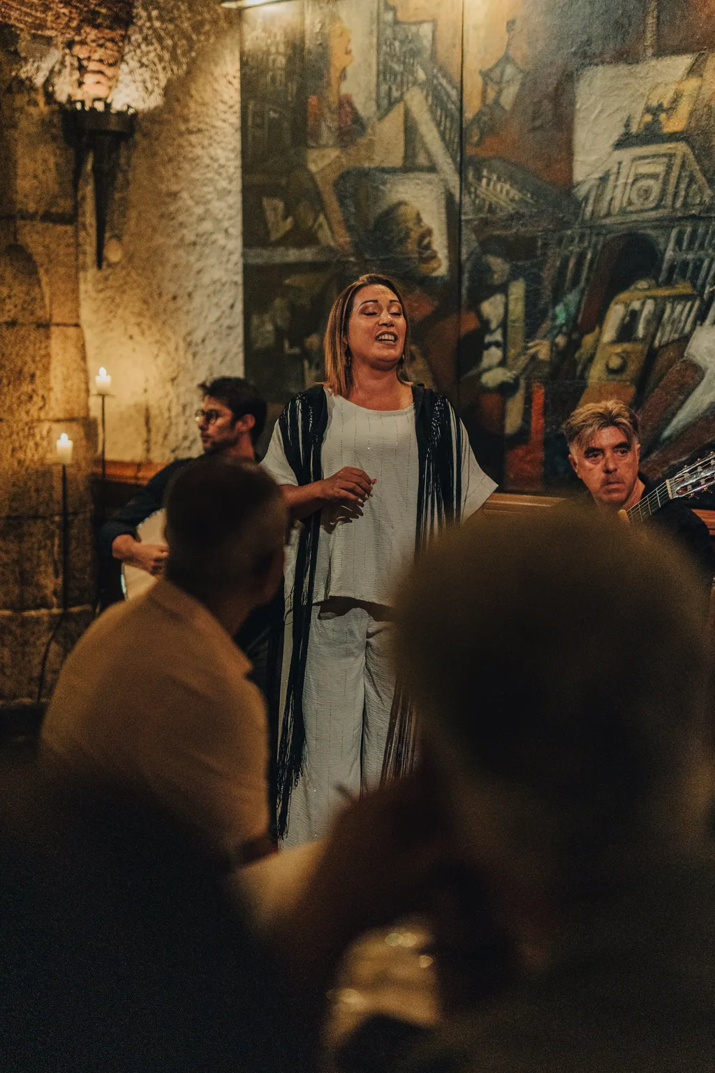 Fadista con lo scialle canta al Café Luso, accompagnata dai musicisti