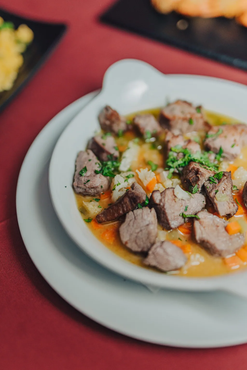 Lombinhos com legumes servidos em caçarola