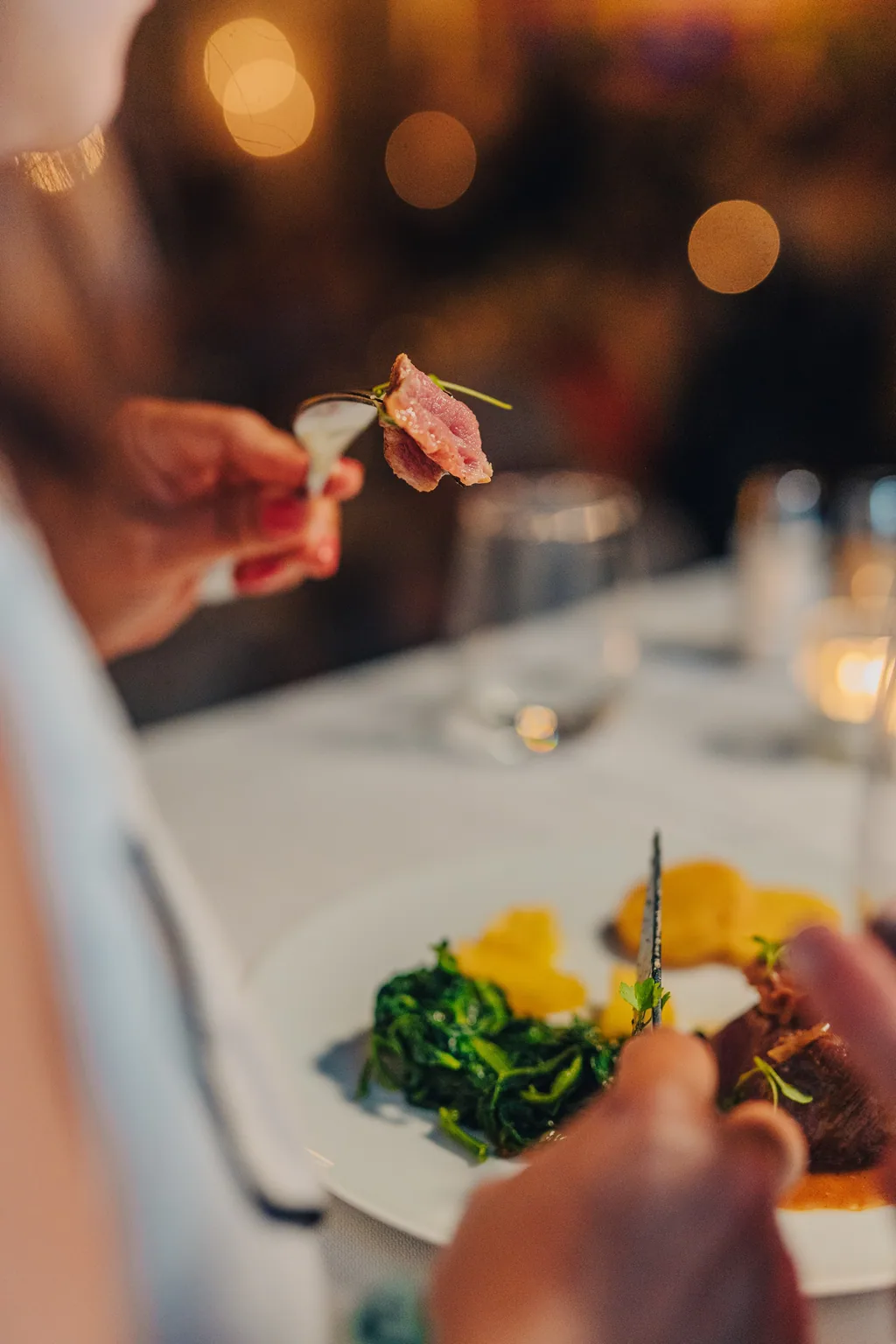 Kabeljau mit Stängelkohl, am Tisch serviert