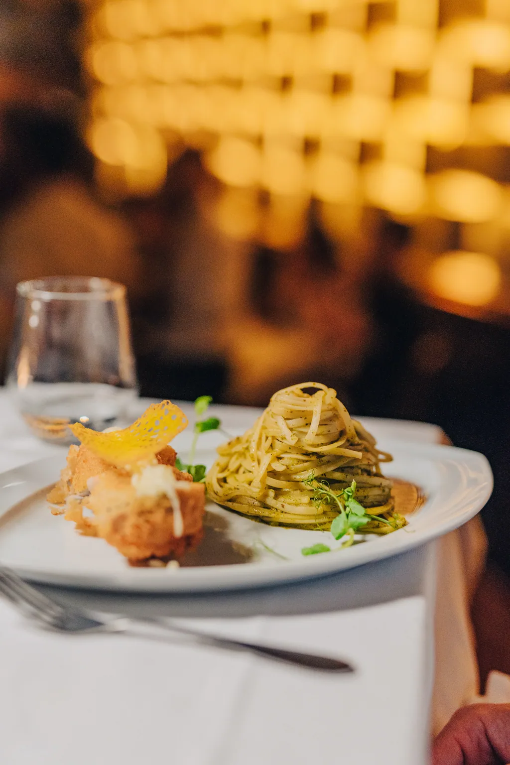 Supremos de frango com linguini de pesto