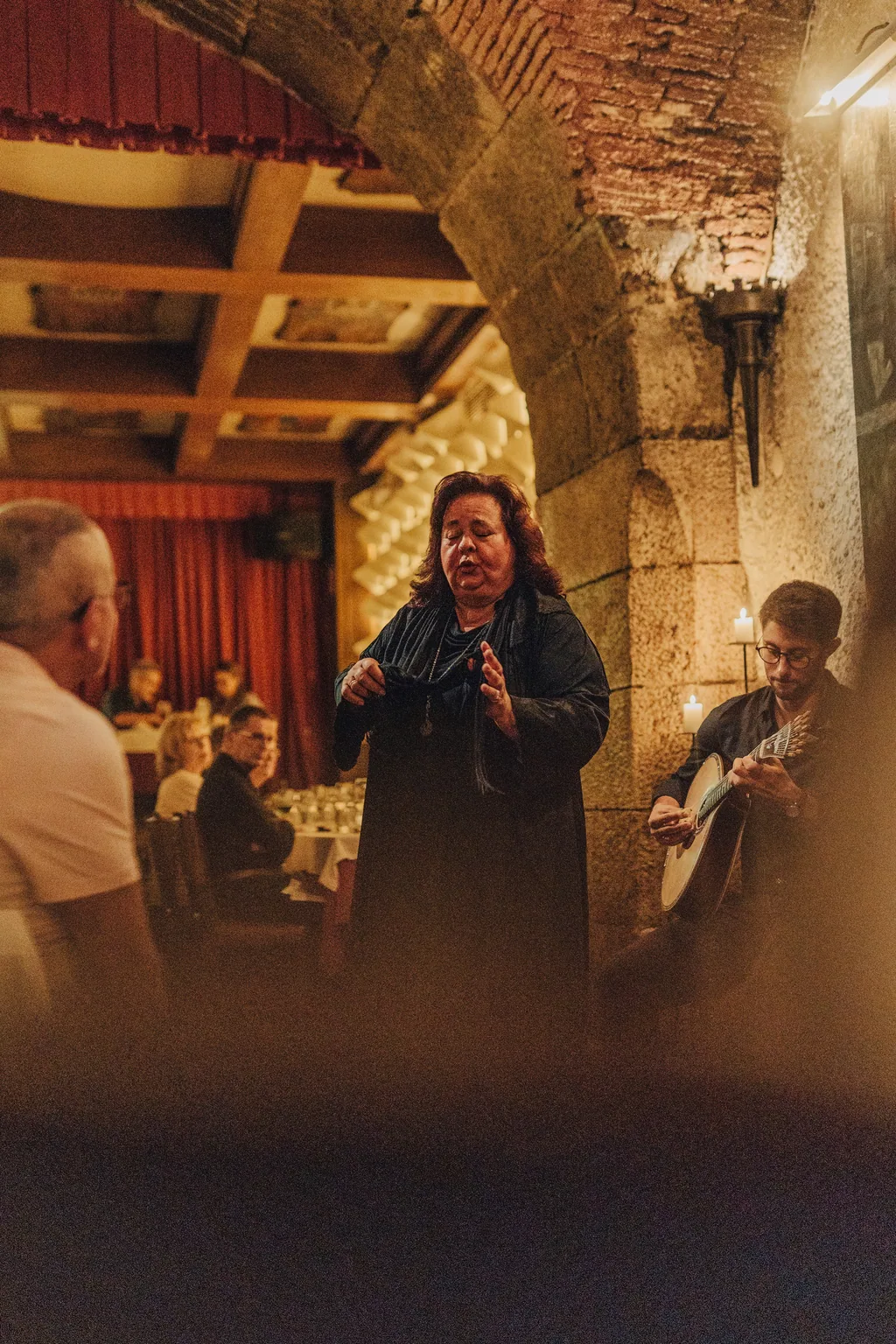 Fado unter dem Steinbogen, im Kerzenlicht