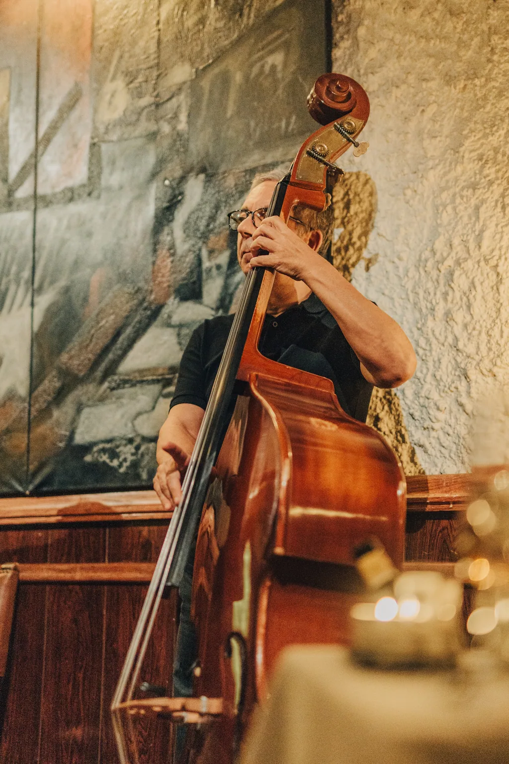 Der Kontrabassist vor dem Wandgemälde
