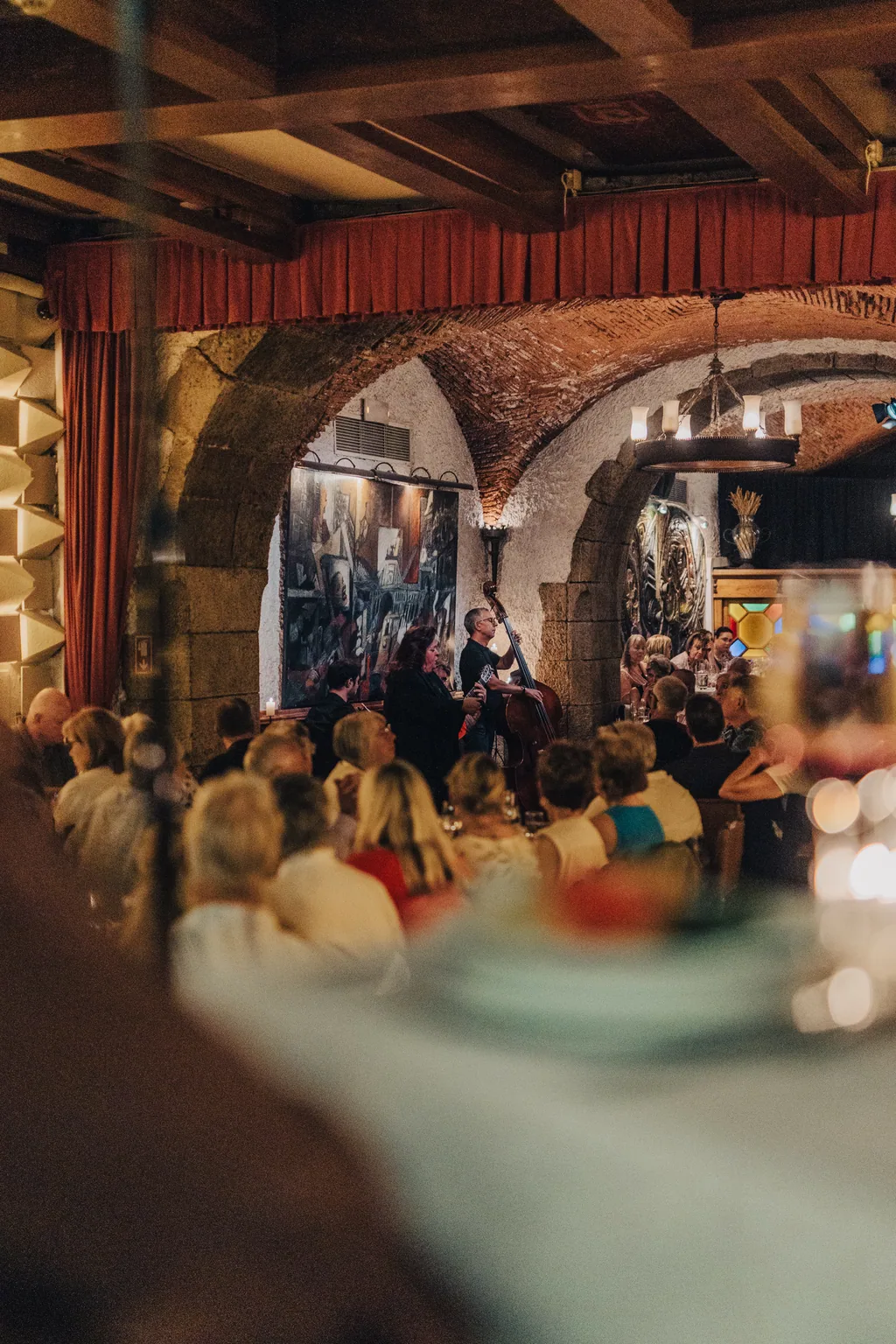 La luce dello spettacolo attraversa l'arco della sala