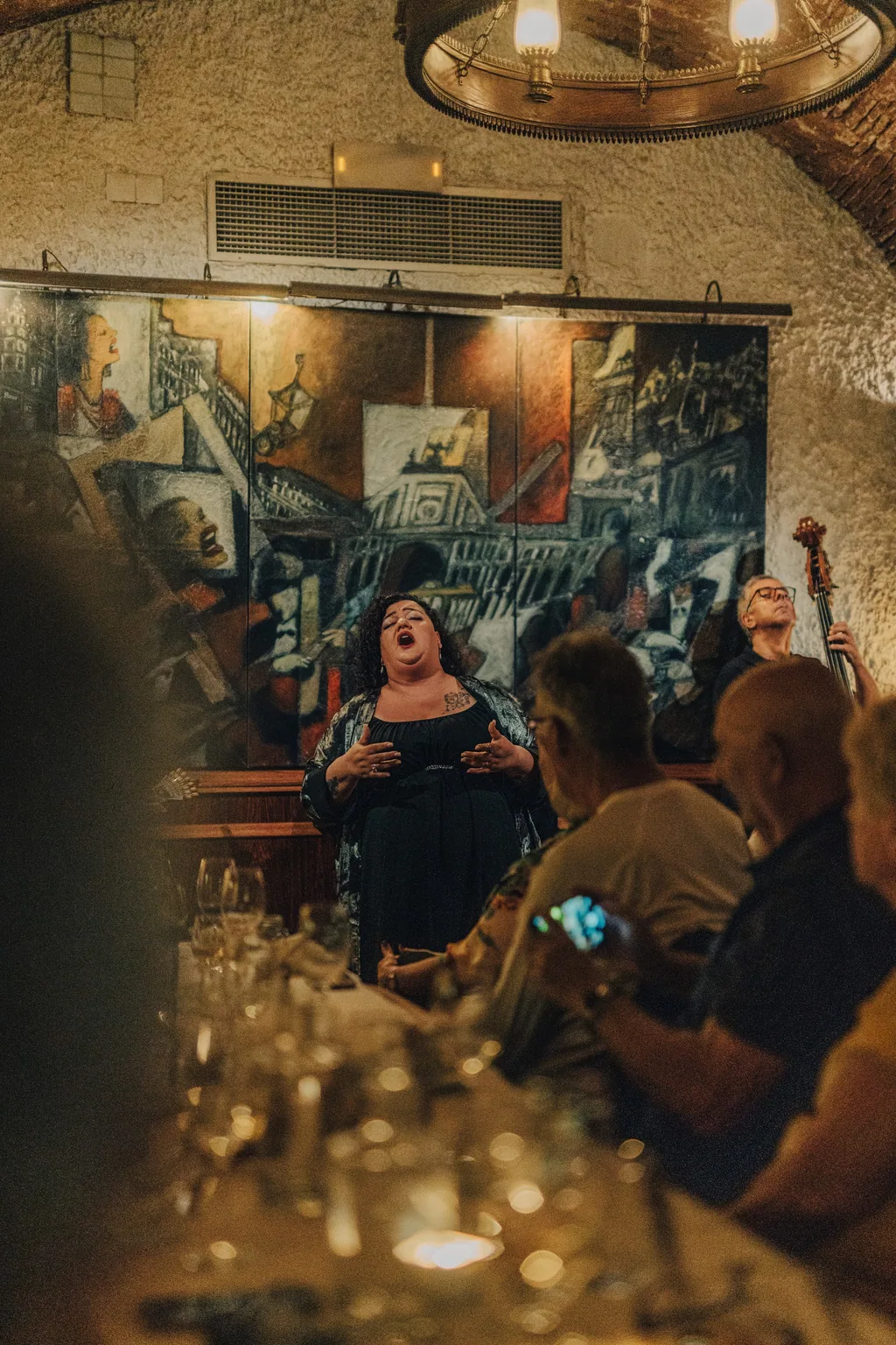 Die Fadosängerin singt und der ganze Saal hört zu