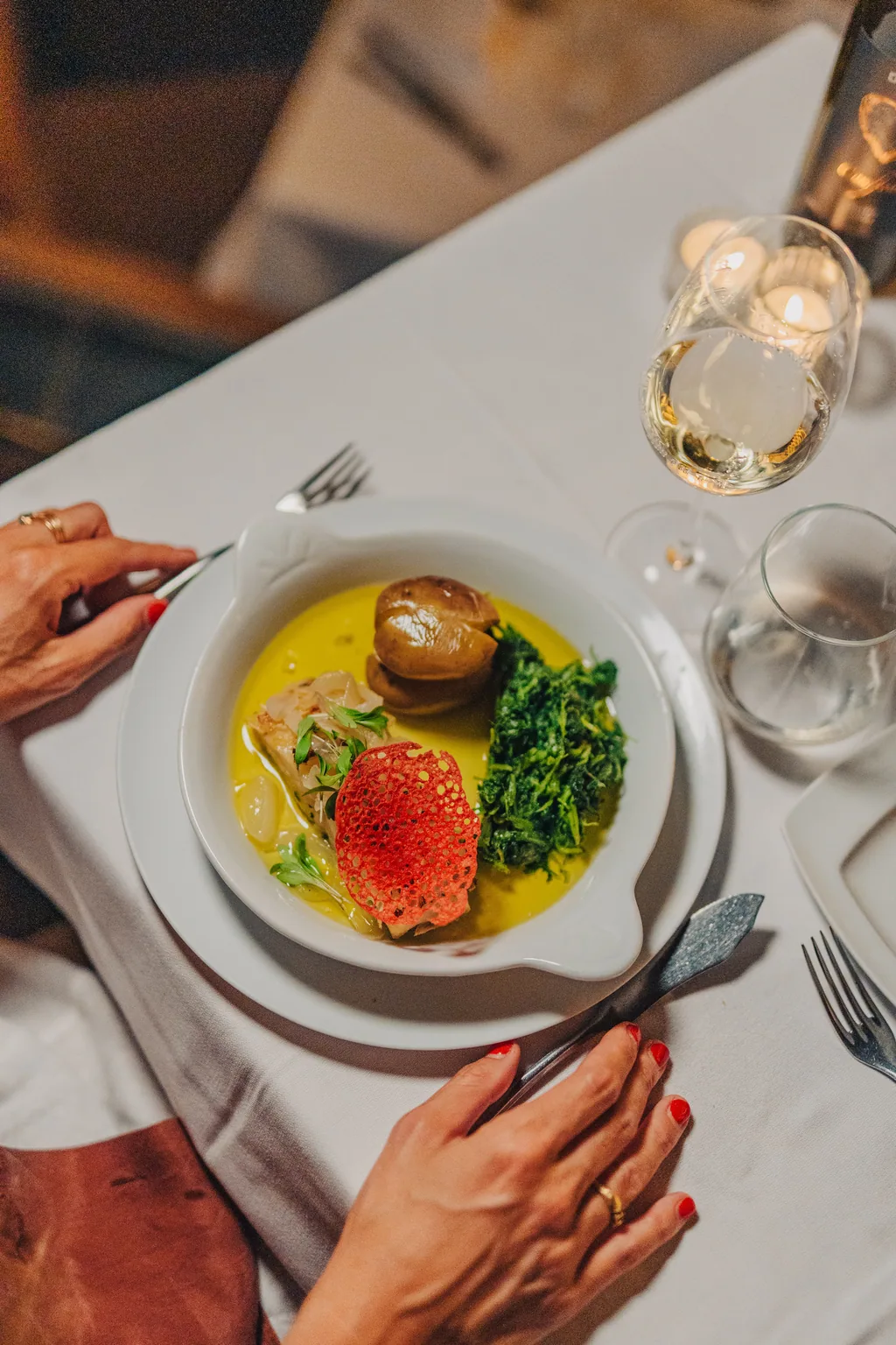 Prato servido à mesa, com vinho branco