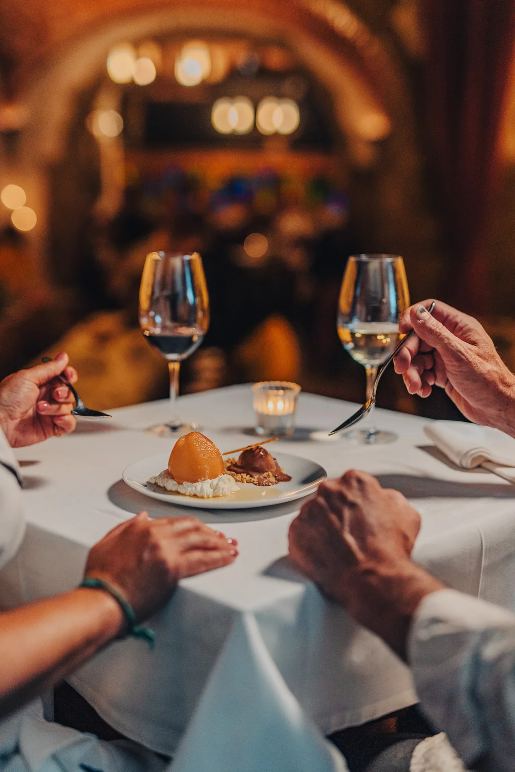 Zwei Hände und ein Dessert, am Ende des Abends