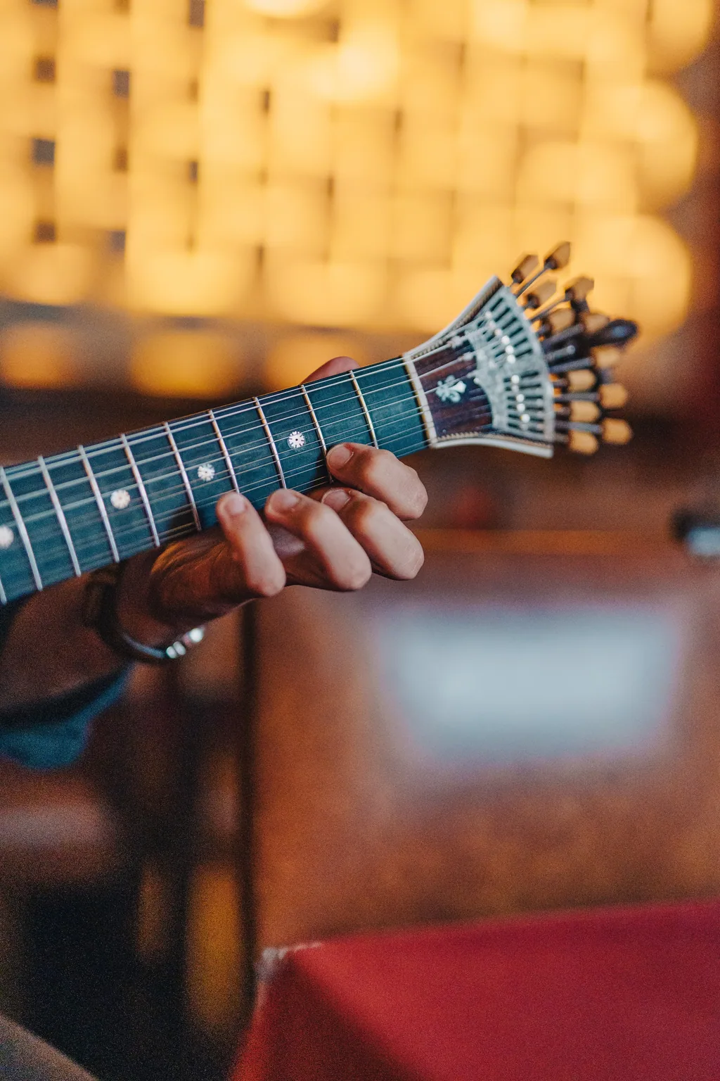 A mão no braço da guitarra portuguesa
