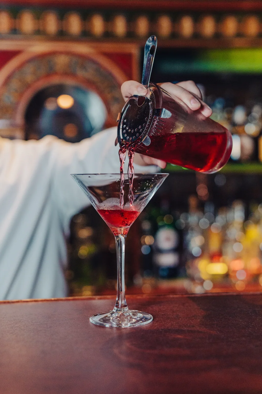 Cocktail versato al bar del Café Luso