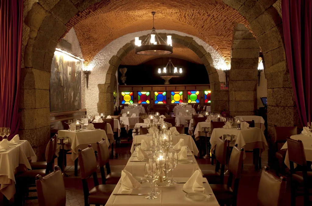 A sala posta, com a mesa comprida e o vitral ao fundo