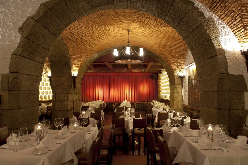 A sala posta sob o grande arco de pedra