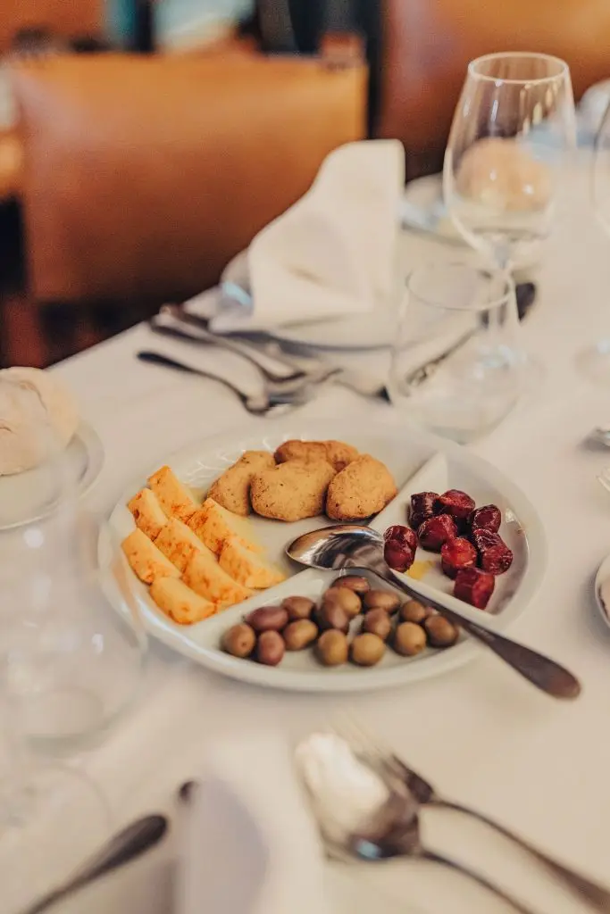 Couvert servido no Café Luso em Lisboa