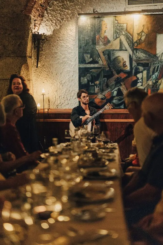 Espetáculo de fado ao vivo no Café Luso no Bairro Alto, Lisboa