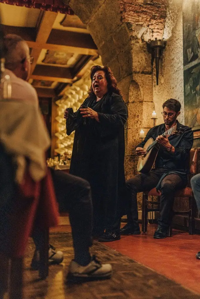 Espetáculo de fado ao vivo no Café Luso no Bairro Alto, Lisboa