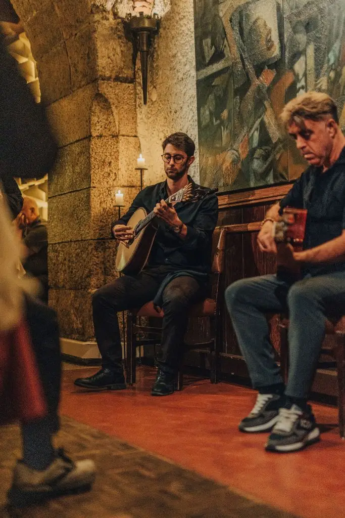 Espetáculo de fado ao vivo no Café Luso no Bairro Alto, Lisboa