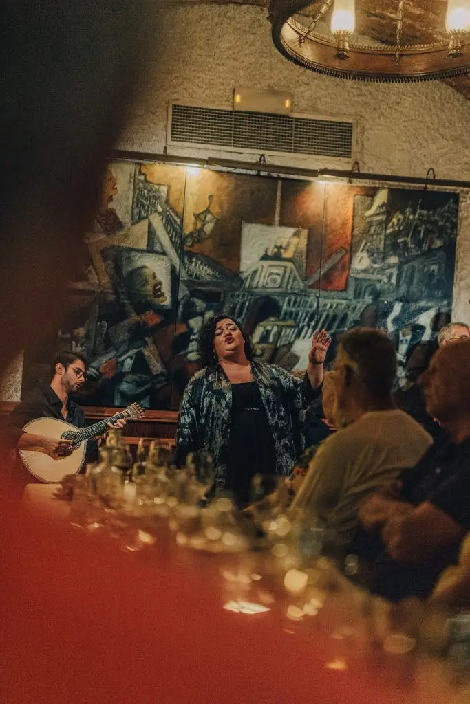 Espetáculo de fado ao vivo no Café Luso no Bairro Alto, Lisboa